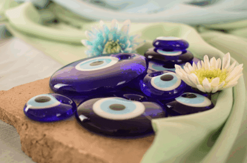 privirea rea in istorie