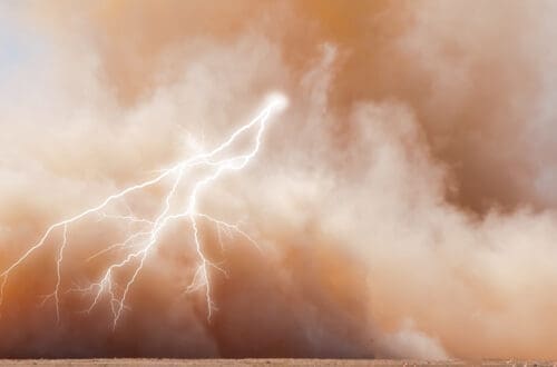 fulgere in furtunile de nisip