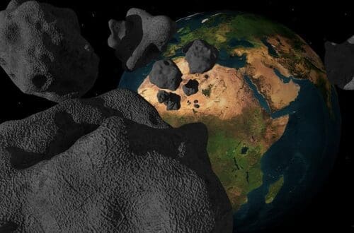 comete intunecate langa Terra